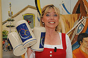 die sächsische Kabarettistin Simone Solga stellte am 25.08.2009 den offiziellen Oktoberfest Maßkrug 2009 vor (Foto: Ingrid Grossmann)